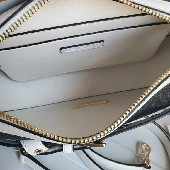 Michael Kors half moon crossbody - Picture 7 of 10